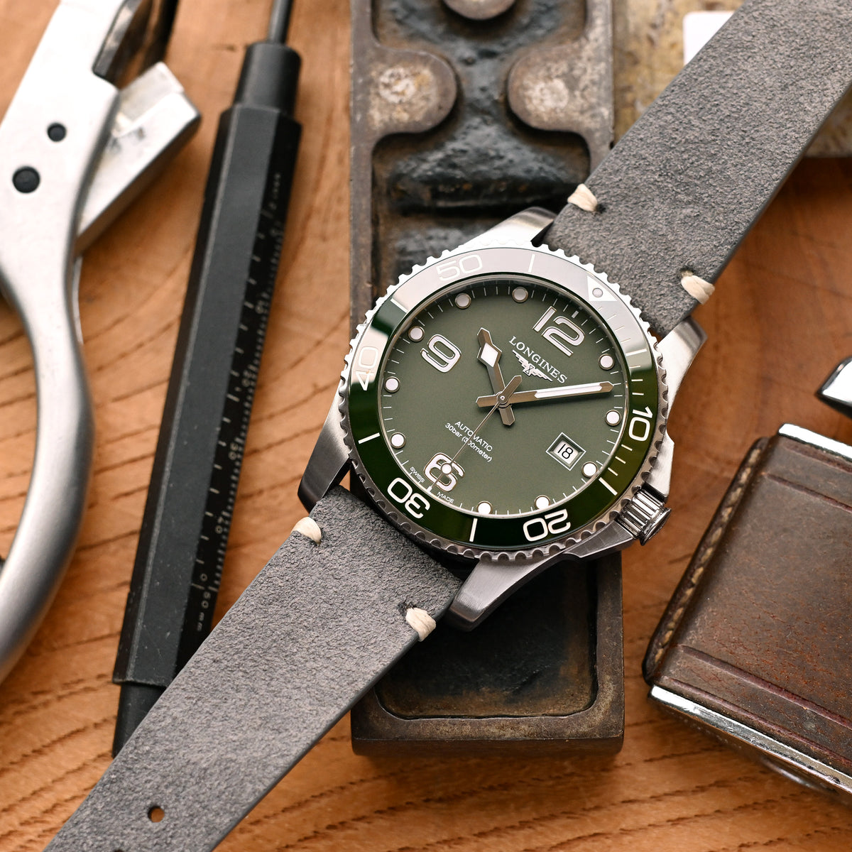 Q.R. سوار ساعة من جلد الشمواه الرمادي 19 مم إلى 22 مم مع خياطة بيج