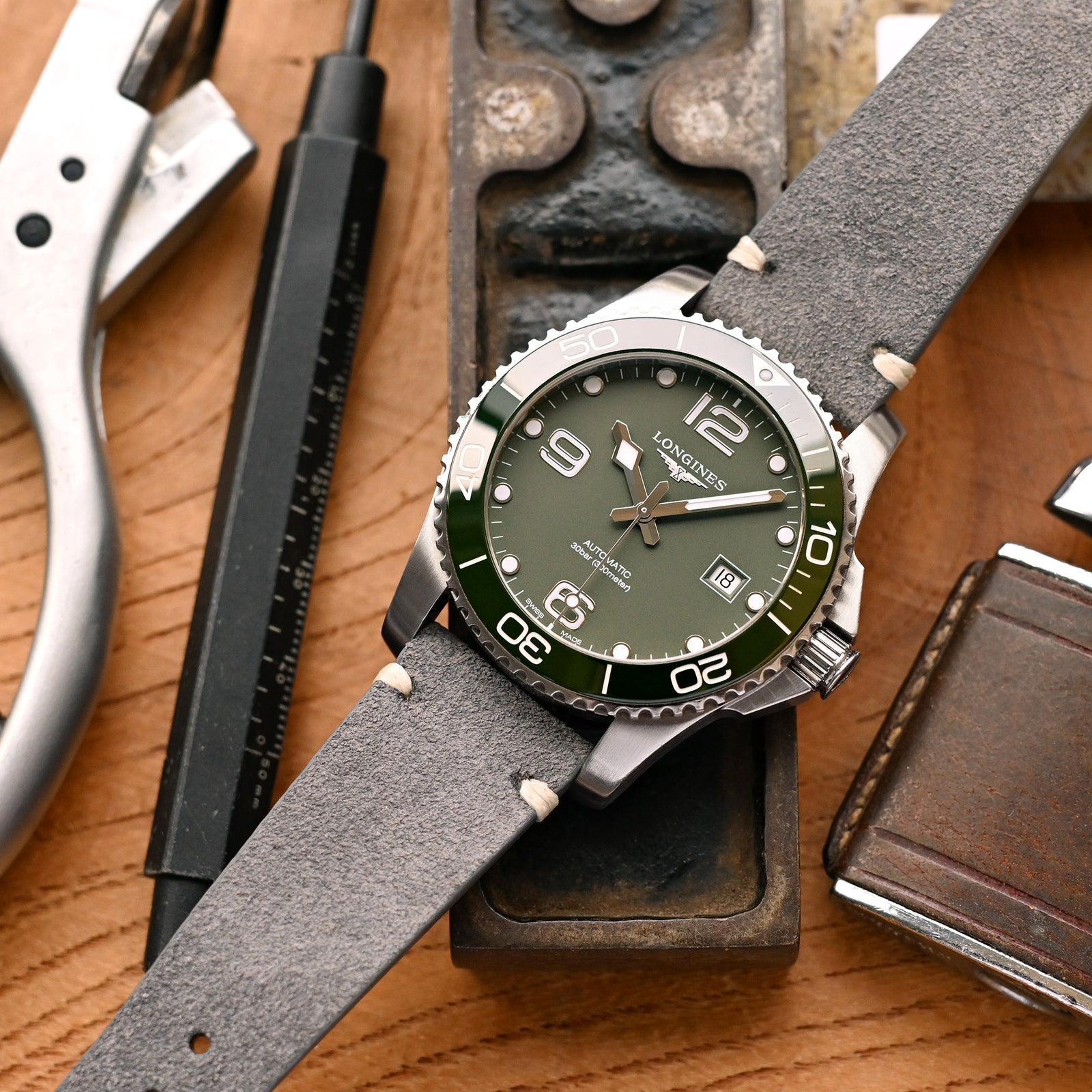 Q.R. سوار ساعة من جلد الشمواه الرمادي 19 مم إلى 22 مم مع خياطة بيج