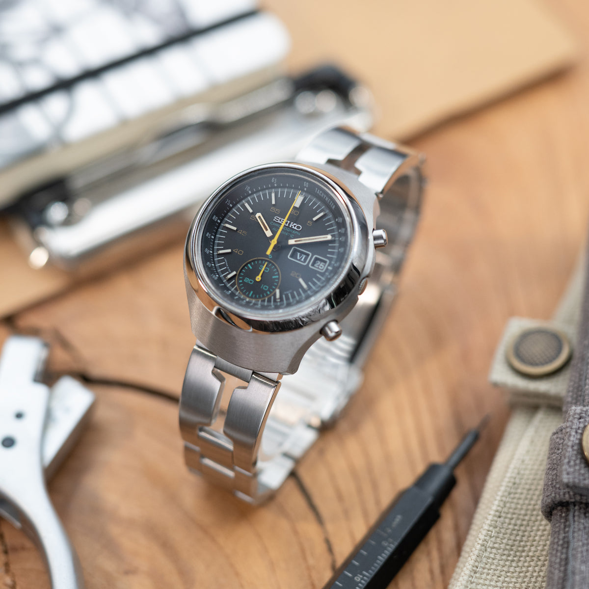 سوار ساعة 20 مم بتصميم شفرة الحلاقة الكلاسيكي، نهاية مستقيمة، فك سريع، من الفولاذ المقاوم للصدأ 316L مع مشبك V مصقول.