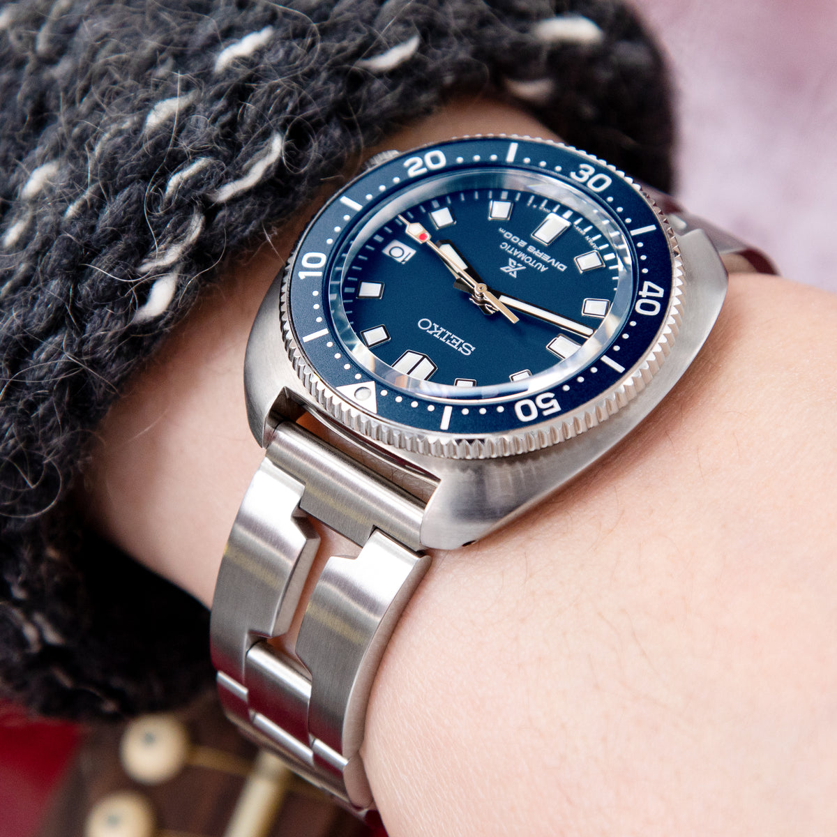 سوار ساعة 20 مم بتصميم شفرة الحلاقة الكلاسيكي، نهاية مستقيمة، فك سريع، من الفولاذ المقاوم للصدأ 316L مع مشبك V مصقول.