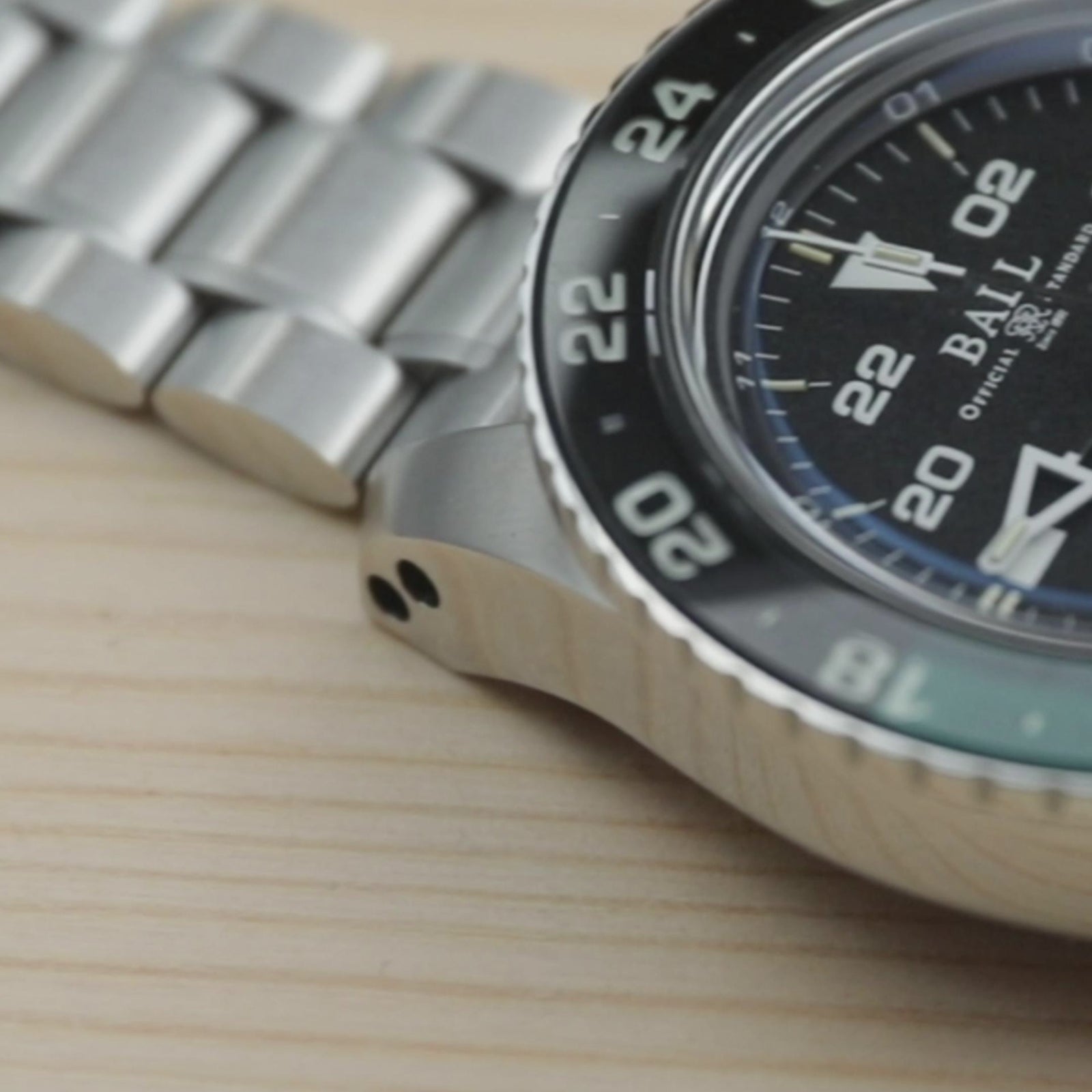 سوار ساعة Entwine (سحب-لف) سريع الفك بقياس 20 مم أو 22 مم، نهاية مستقيمة، إبزيم V من الفولاذ المقاوم للصدأ 316L بتشطيب مصقول.