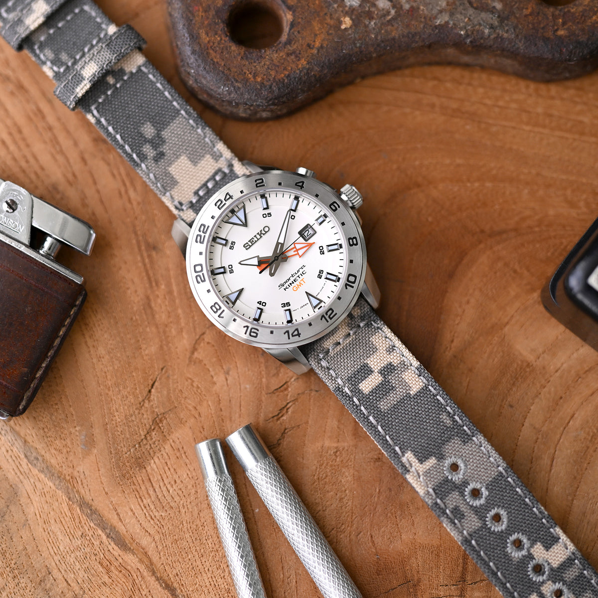 سوار MiLTAT WW2 قطعتين من قماش كوردورا 1000D بتمويه بيج، مقاس 20مم، 21مم أو 22مم، مع فتحة دائرية بغرزة قفل، مصقول