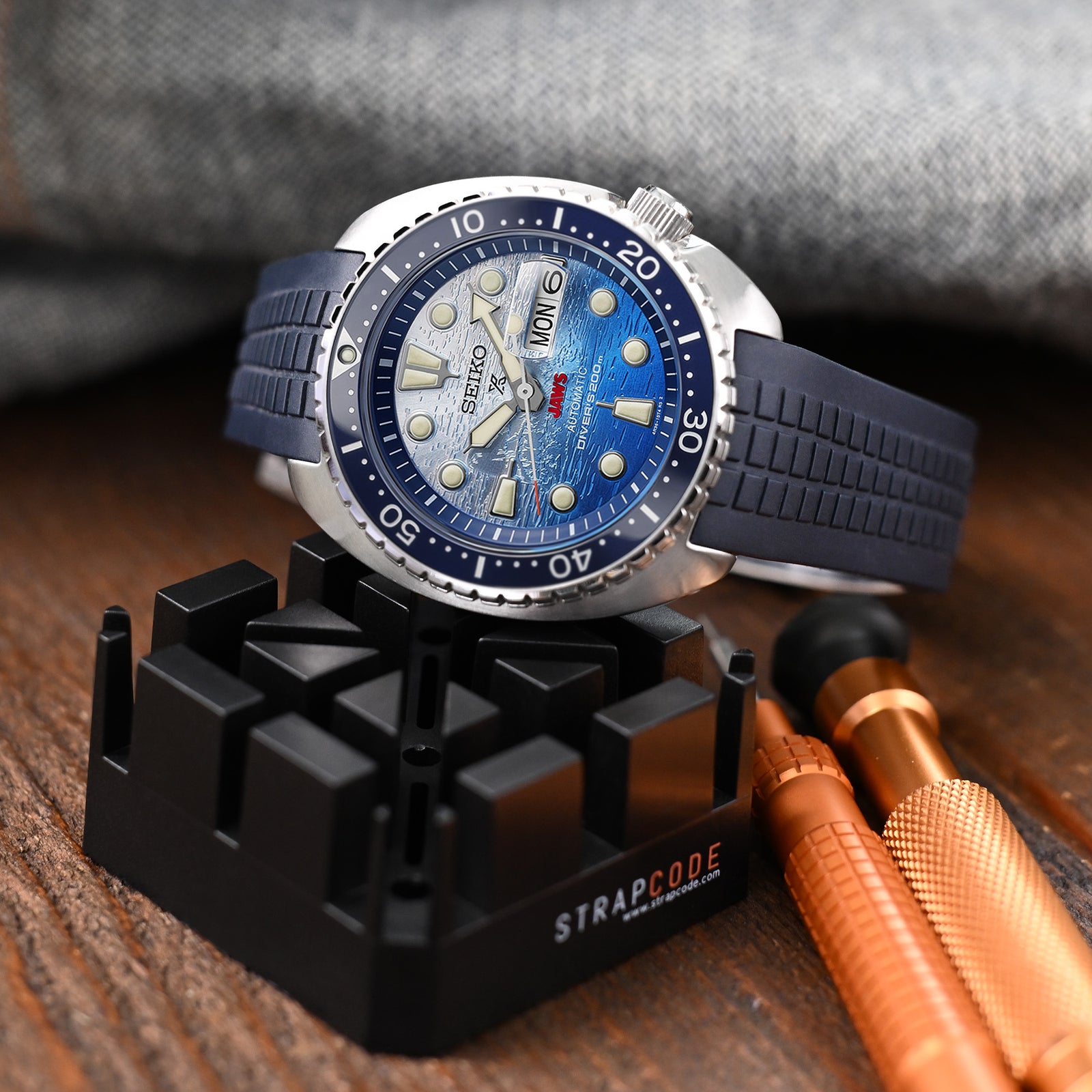 سوار ساعة كرافت بلو 22 مم - CB12 مطاط أزرق بحري منحني الأطراف متوافق مع ساعات سيكو تيرتل الجديدة SRP777