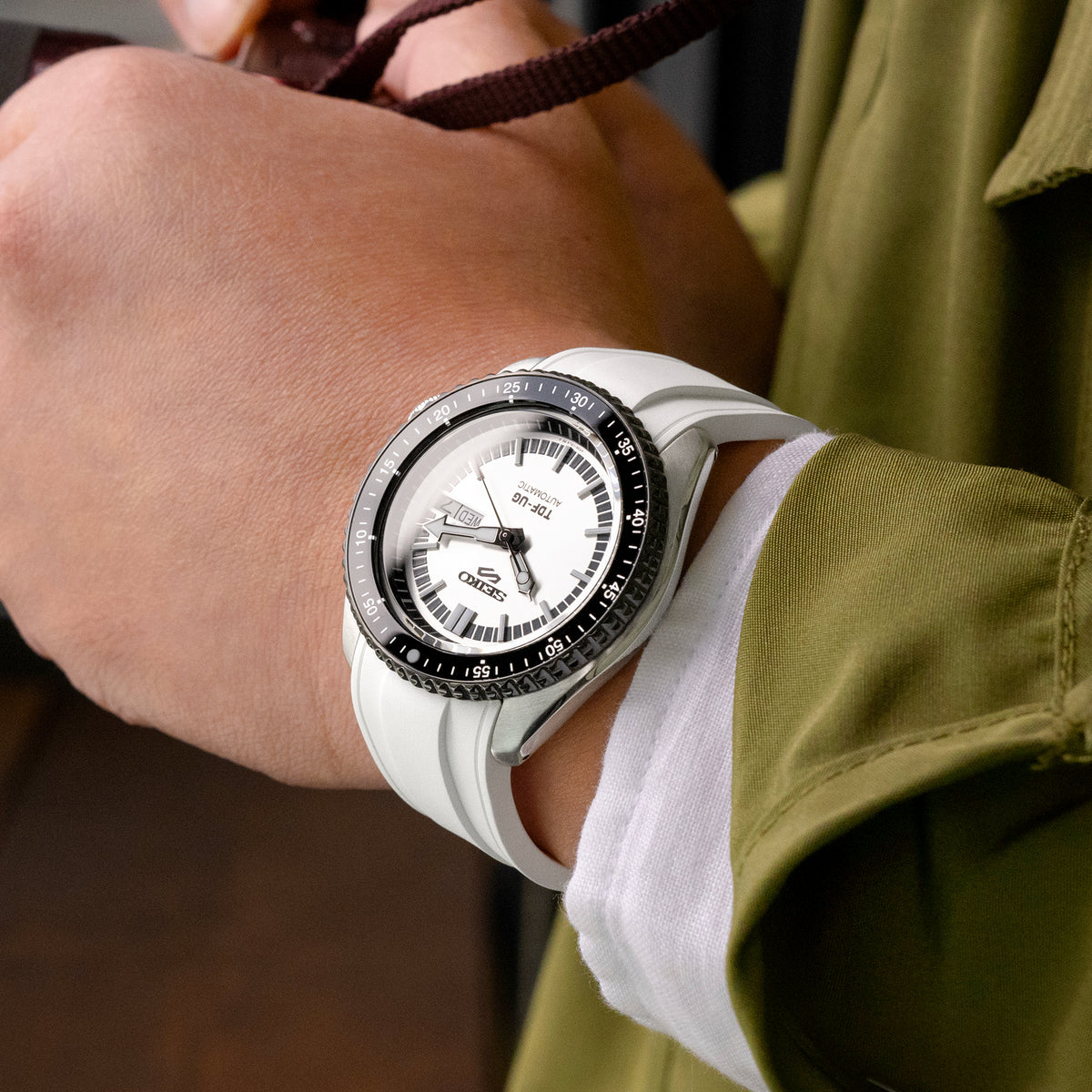 سوار مطاطي أبيض StrapXPro SX1A لساعات Seiko 5 Sports 5KX وGMT