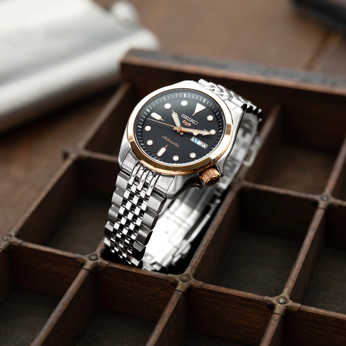 سوار ساعة أسترويد 20 مم لساعات سيكو 5 سبورتس 40 مم SRPE51 SRPE53 SRPG35، من الستانلس ستيل - مصقول مع وسط لامع، مشبك غطاس V