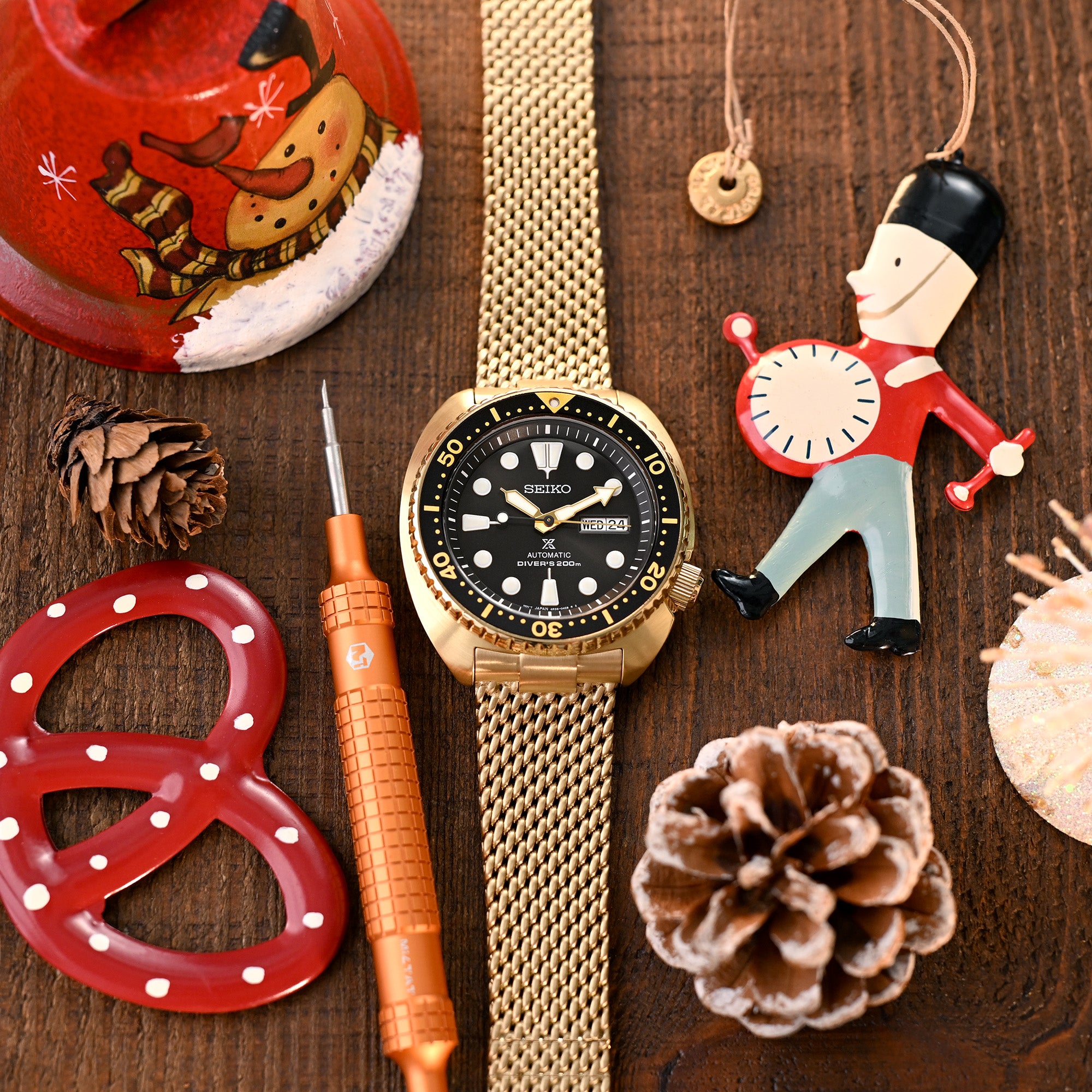 سوار ساعة ماسّي شبكي بنهاية منحنية متوافق مع سيكو جولد تيرتل SRPC44 SRPD46، إبزيم V، مطلي ذهب بالكامل