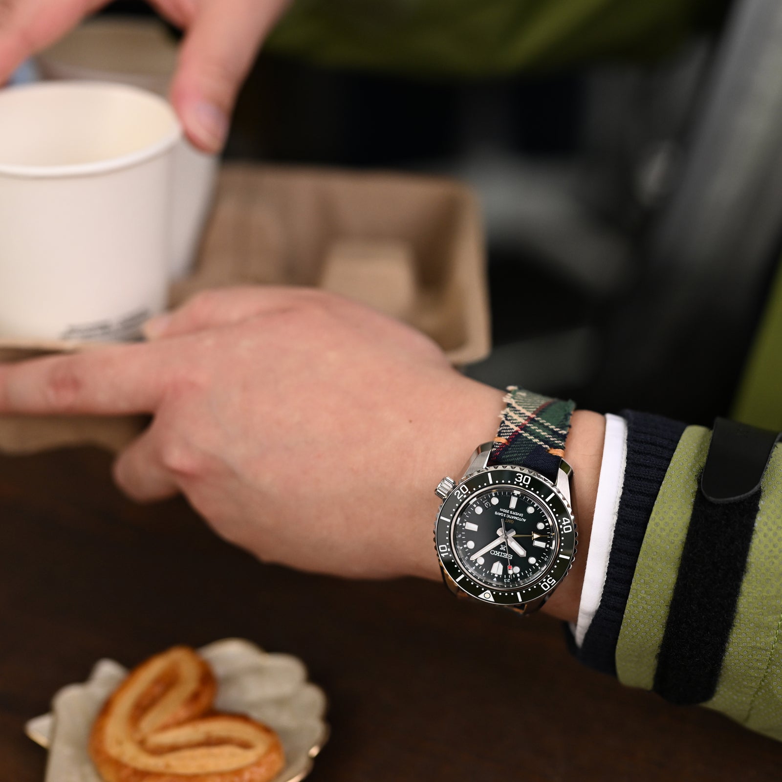 سوار ساعة MiLTAT Dundee بنقشة الترتان 20 مم، خياطة بنية