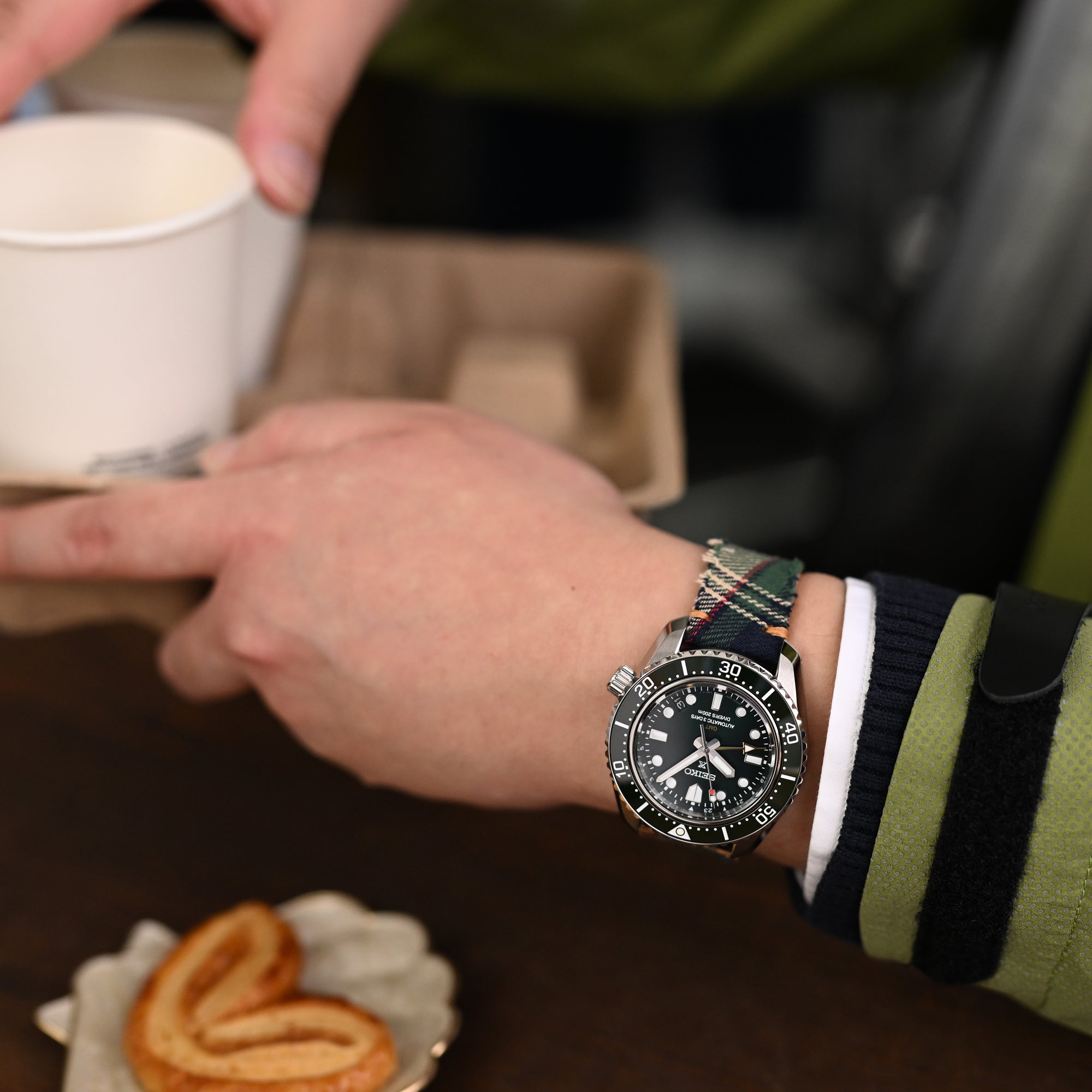 سوار ساعة MiLTAT Dundee بنقشة الترتان 20 مم، خياطة بنية