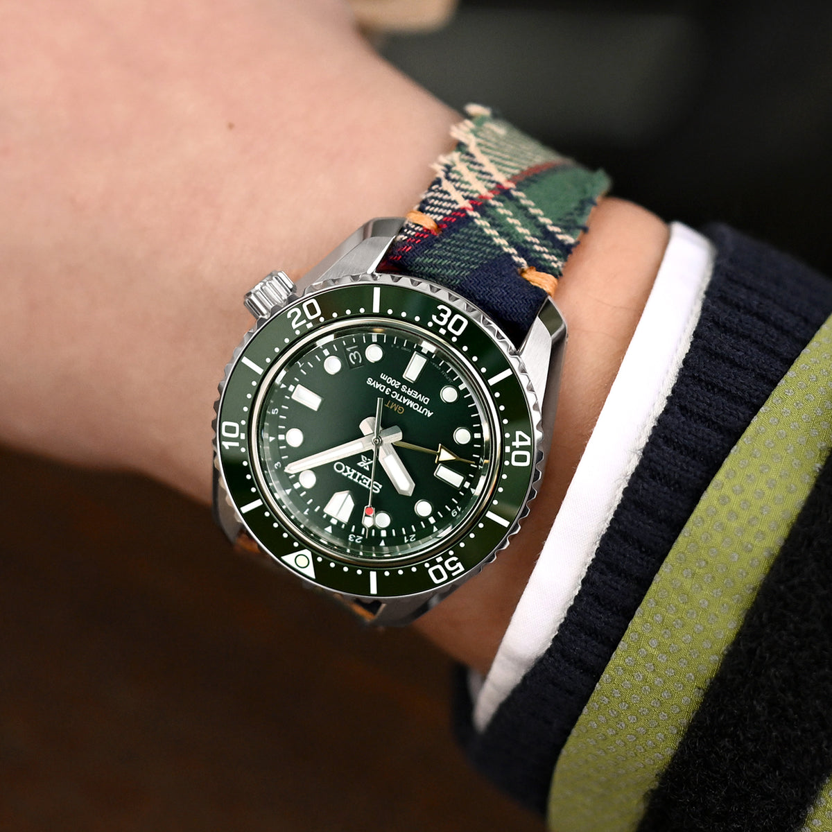 سوار ساعة MiLTAT Dundee بنقشة الترتان 20 مم، خياطة بنية