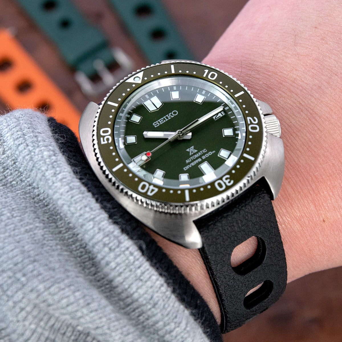 سوار ساعة مطاطي أسود عتيق بتصميم رالي مثقوب كبير، مدبب 20 مم