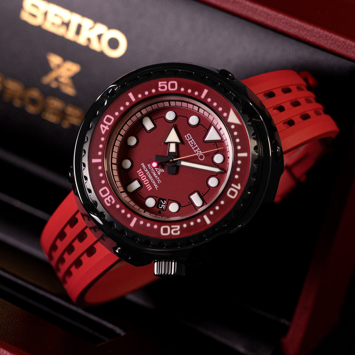 Seiko Gundam the largest &quot;Emperor Tuna&quot; Prospex SBDX029 (SLA031) Marinemaster 1000M Char&#39;s Zaku II ; Seiko SBBN023 Prospex Tuna Sea Golgo 13 Limited Edition