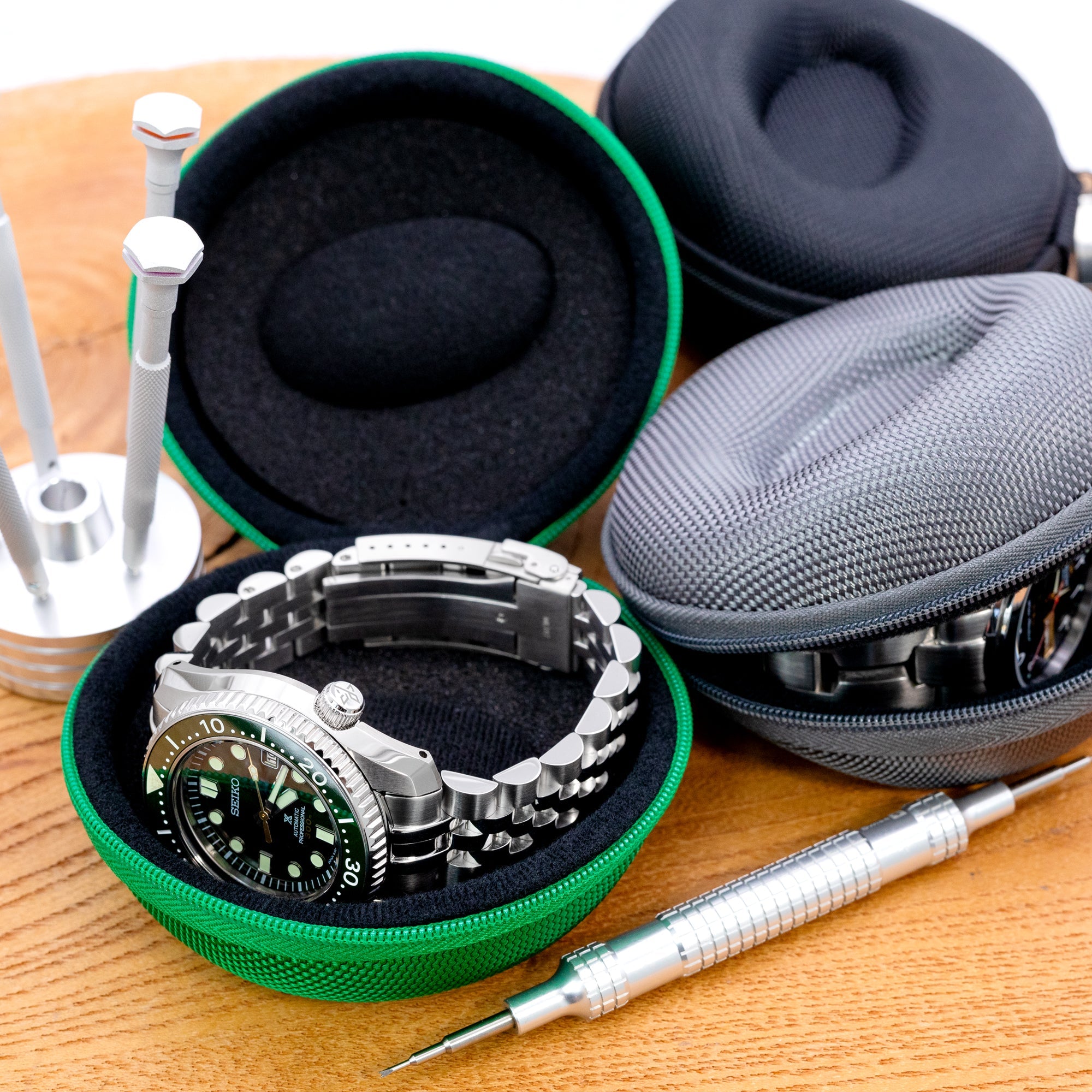 Round Watch Travel Hard Case Single Watch Box with Zipper, Black Strapcode Watch Bands