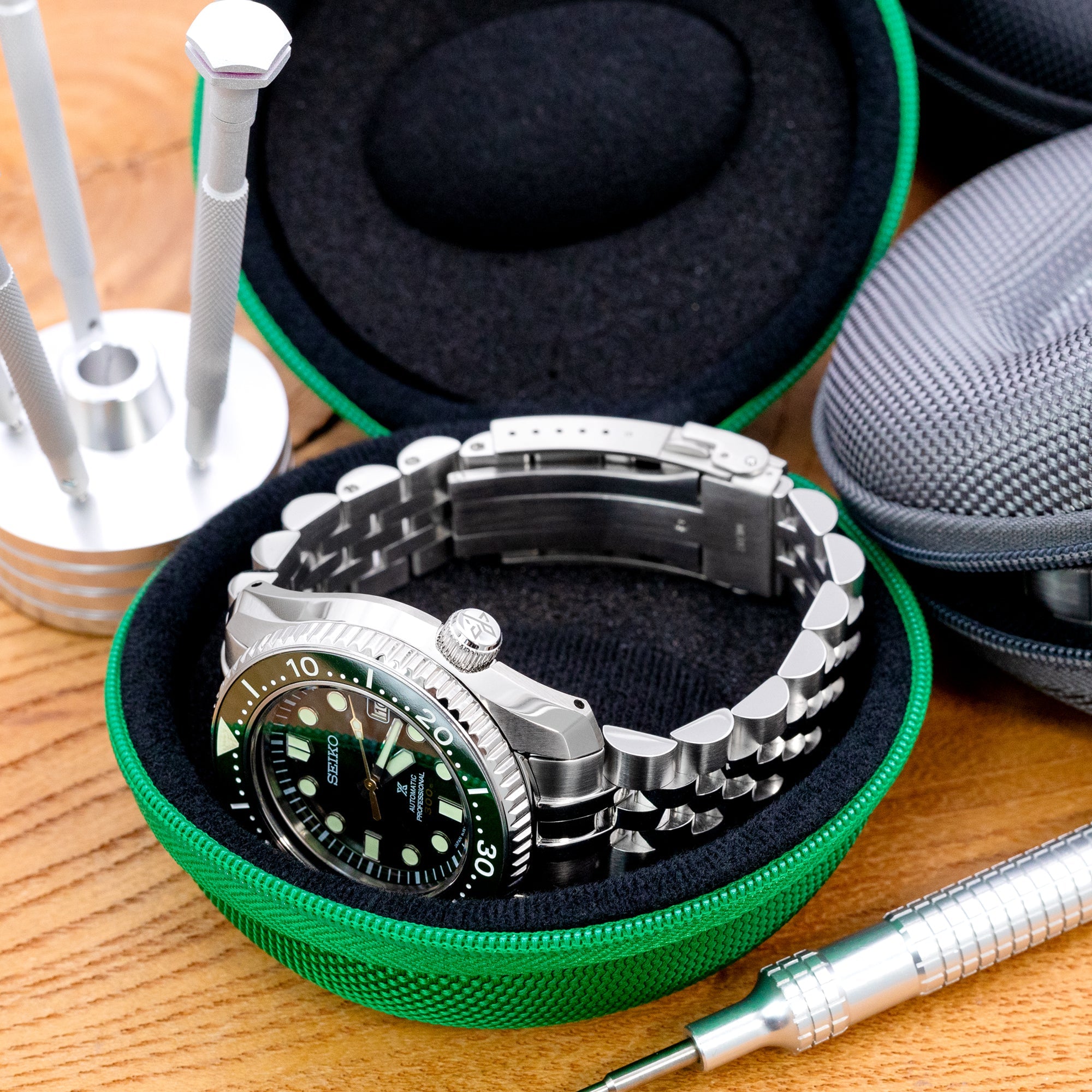 Round Watch Travel Hard Case Single Watch Box with Zipper, Grey Strapcode Watch Bands