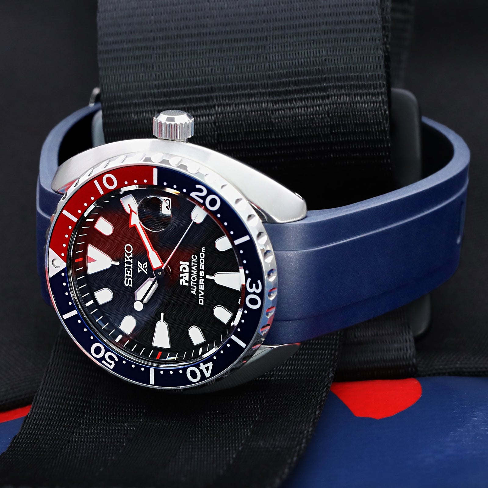 Seiko Mini-Turtle Prospex Automatic Dive Watch SPRC41K1 (PADI Edition) Pepsi Bezel Strapcode Watch Bands