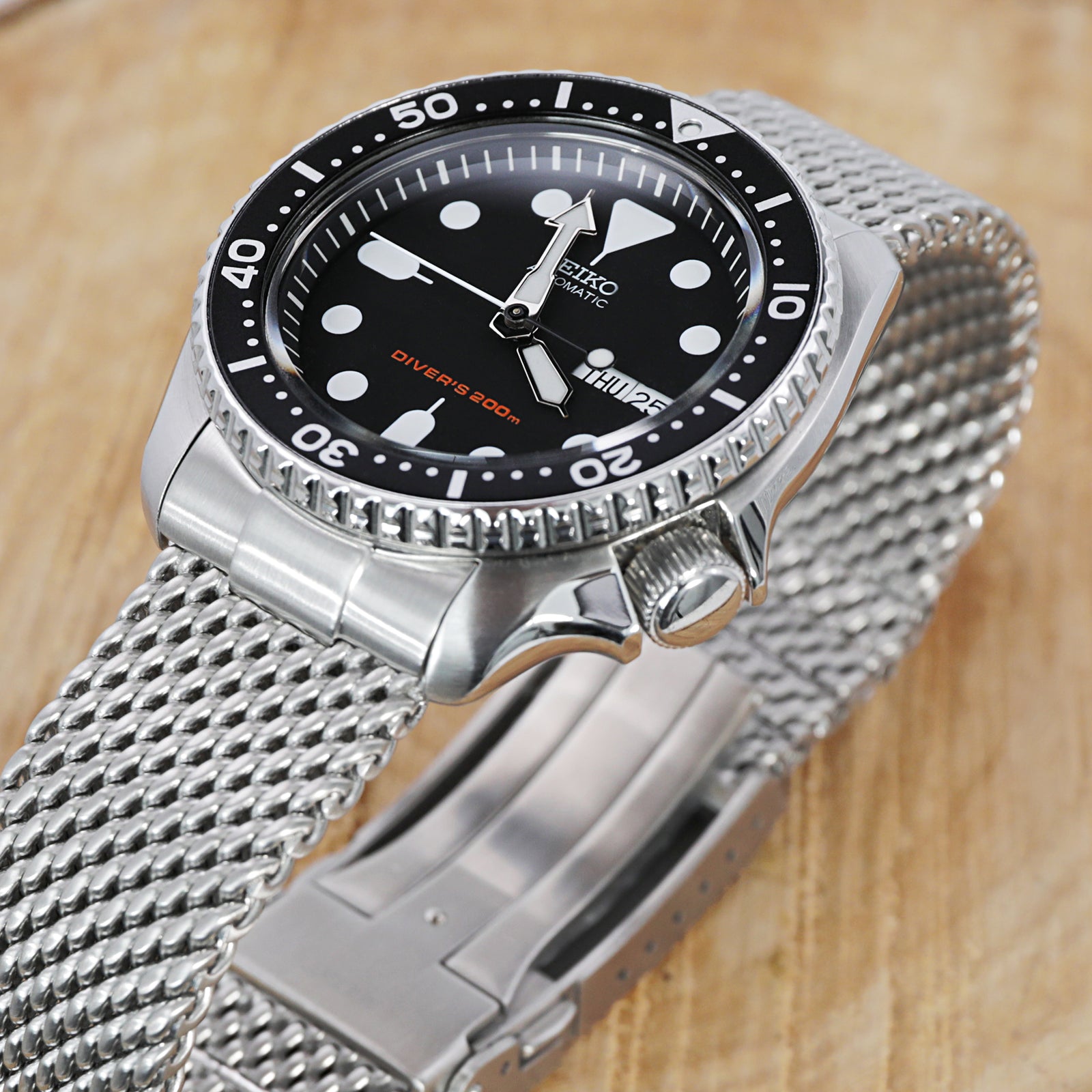 سوار ساعة ماسّي شبكي بنهاية منحنية متوافق مع Seiko SKX007، إبزيم V، بتشطيب مصقول